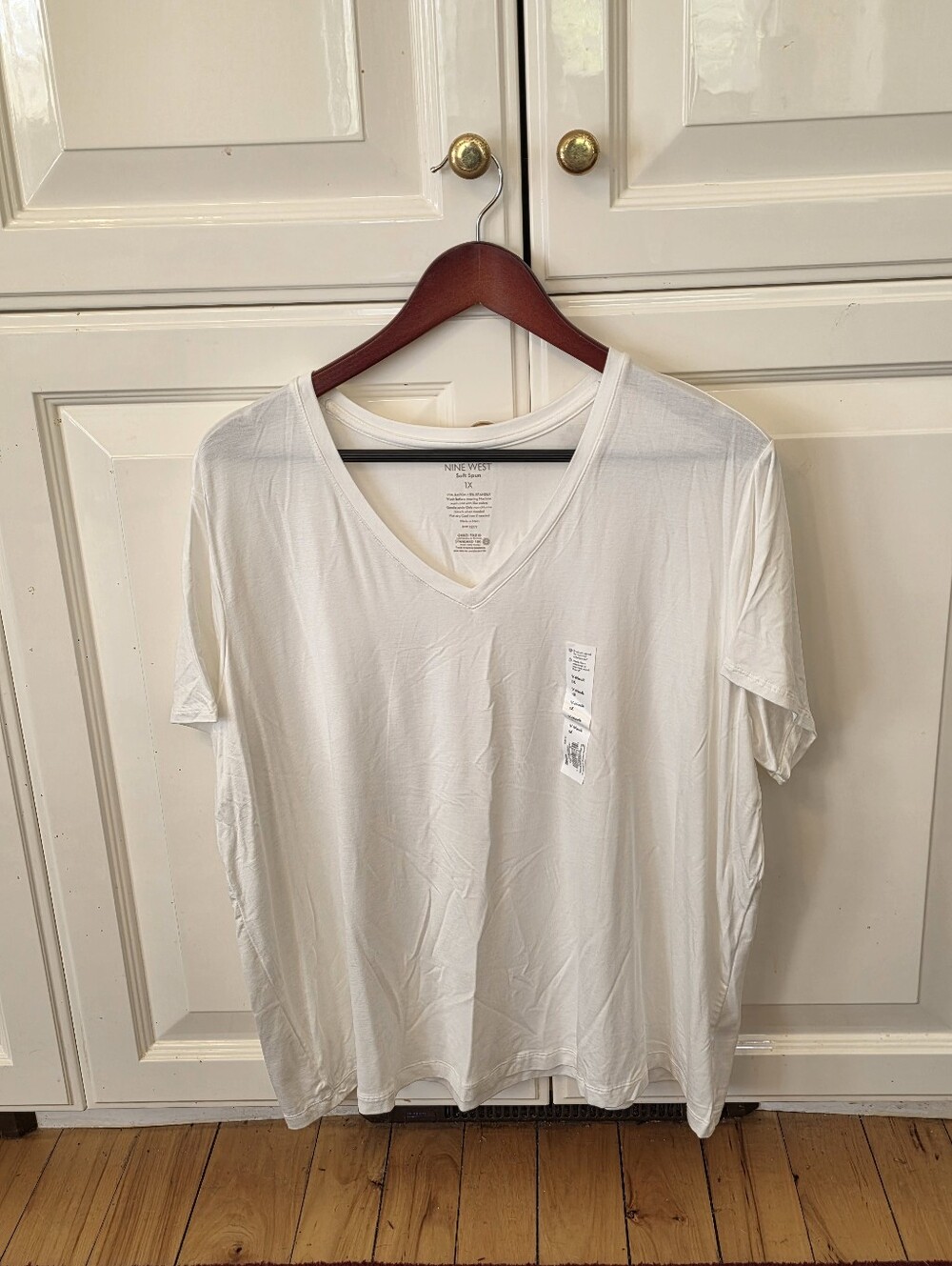 Nine West White V-Neck Short Sleeve Tee